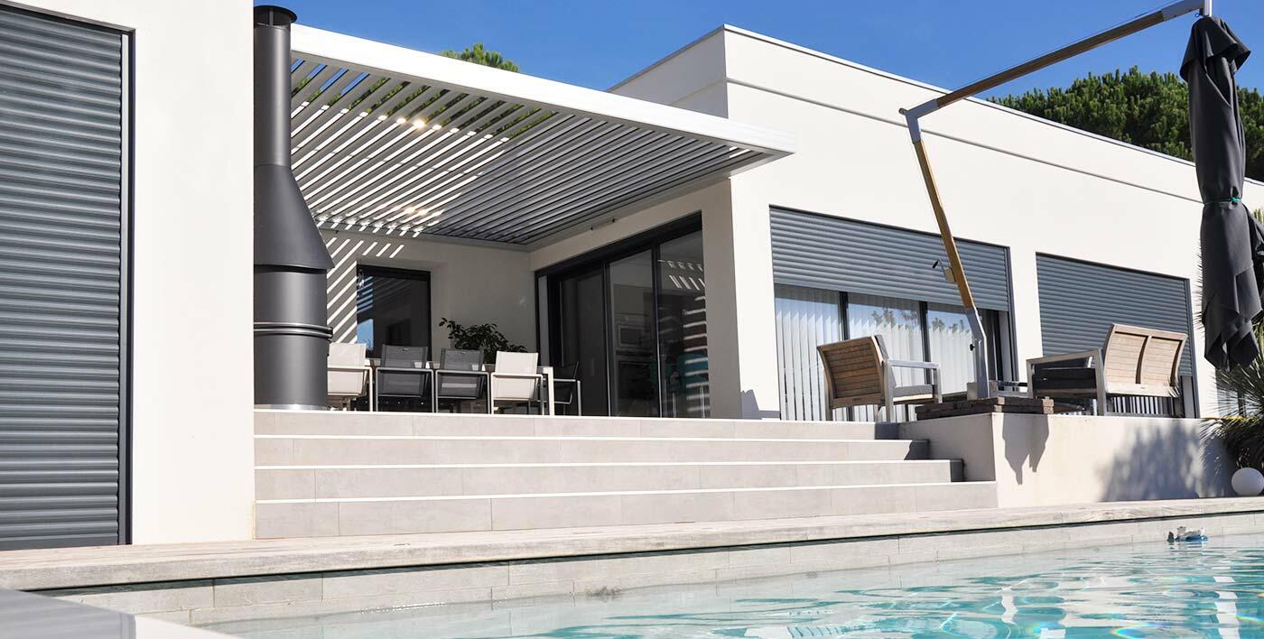 Pergola alu flottante de couleur blanche en bord de piscine 