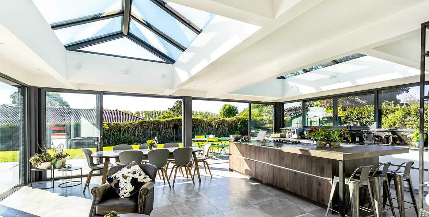 Véranda aluminium Wallis® à toiture plate avec puits de lumière